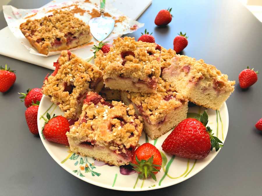 Strawberry discount crumb cake
